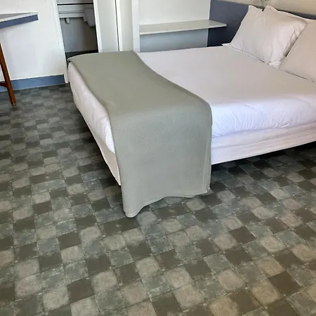 מלון Du Rocher 2*