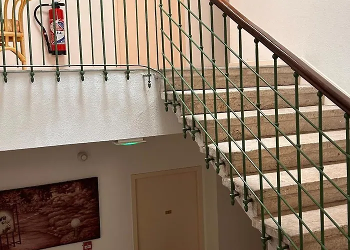 Hotel Du Rocher 2*